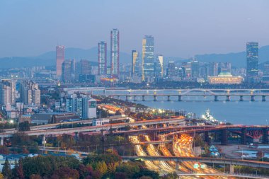 Kore 'nin Haneul parkından Seul şehir merkezinin günbatımı görüntüsü.