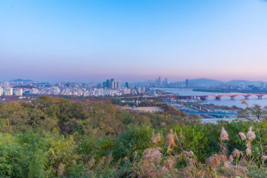 Kore 'nin Haneul parkından Seul şehir merkezinin günbatımı görüntüsü.
