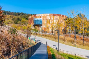 Seul 'deki Petrol Tankı Kültür Parkı, Kore Cumhuriyeti' nin kültürel tesisleri olarak yeniden tasarlanmış petrol depolama tanklarını sunar.