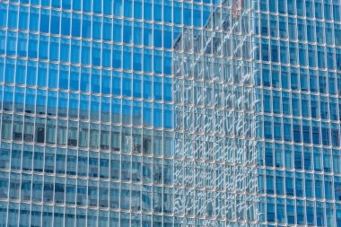 Gökyüzü, Kore 'nin Seul şehrindeki bir gökdelenin camlarına yansıyor.