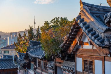 Namsan Kulesi, Kore 'nin Seul şehrindeki Bukchon Hanok köyünden görüldü.
