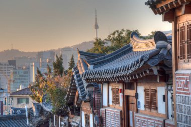 Namsan Kulesi, Kore 'nin Seul şehrindeki Bukchon Hanok köyünden görüldü.