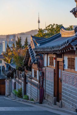 Namsan Kulesi, Kore 'nin Seul şehrindeki Bukchon Hanok köyünden görüldü.