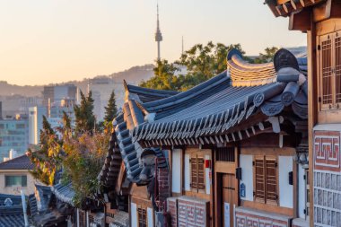 Namsan Kulesi, Kore 'nin Seul şehrindeki Bukchon Hanok köyünden görüldü.