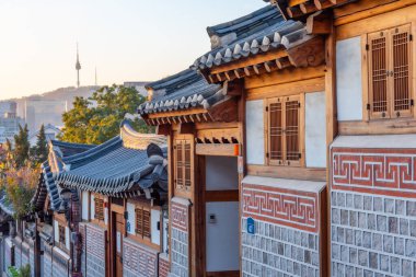 Namsan Kulesi, Kore 'nin Seul şehrindeki Bukchon Hanok köyünden görüldü.
