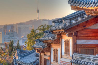 Namsan Kulesi, Kore 'nin Seul şehrindeki Bukchon Hanok köyünden görüldü.