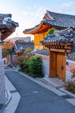 Namsan Kulesi, Kore 'nin Seul şehrindeki Bukchon Hanok köyünden görüldü.