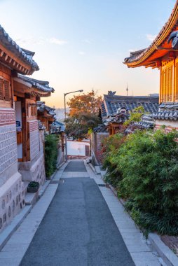 Namsan Kulesi, Kore 'nin Seul şehrindeki Bukchon Hanok köyünden görüldü.