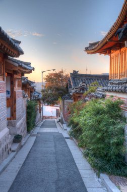 Namsan Kulesi, Kore 'nin Seul şehrindeki Bukchon Hanok köyünden görüldü.