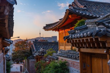 Namsan Kulesi, Kore 'nin Seul şehrindeki Bukchon Hanok köyünden görüldü.