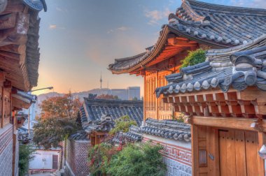Namsan Kulesi, Kore 'nin Seul şehrindeki Bukchon Hanok köyünden görüldü.