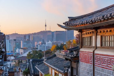 Namsan Kulesi, Kore 'nin Seul şehrindeki Bukchon Hanok köyünden görüldü.