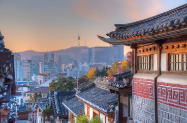 Namsan Kulesi, Kore 'nin Seul şehrindeki Bukchon Hanok köyünden görüldü.