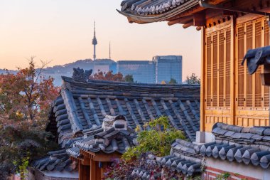 Namsan Kulesi, Kore 'nin Seul şehrindeki Bukchon Hanok köyünden görüldü.