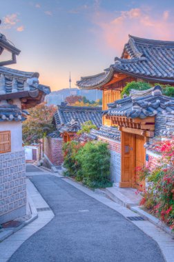 Namsan Kulesi, Kore 'nin Seul şehrindeki Bukchon Hanok köyünden görüldü.