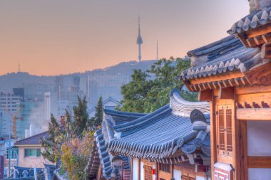 Namsan Kulesi, Kore 'nin Seul şehrindeki Bukchon Hanok köyünden görüldü.