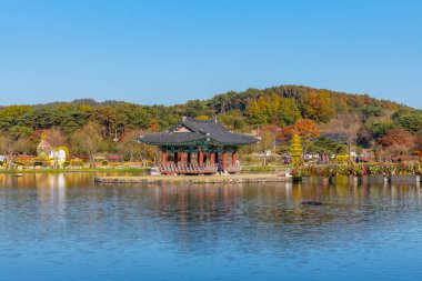 Buyeo, Kore 'deki Gungnamji Gölü' ndeki Pavilion.