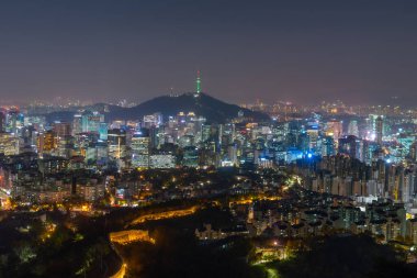 Namsan Kulesi, Kore 'nin Seul şehrindeki Inwangsan Dağı' nda antik bir duvarın arkasında görüldü.