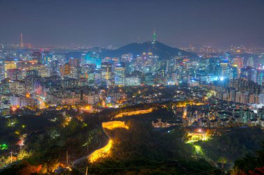 Namsan Kulesi, Kore 'nin Seul şehrindeki Inwangsan Dağı' nda antik bir duvarın arkasında görüldü.