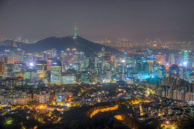 Namsan Kulesi, Kore 'nin Seul şehrindeki Inwangsan Dağı' nda antik bir duvarın arkasında görüldü.