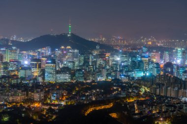 Namsan Kulesi, Kore 'nin Seul şehrindeki Inwangsan Dağı' nda antik bir duvarın arkasında görüldü.
