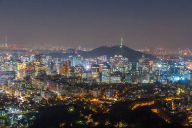 Namsan Kulesi, Kore 'nin Seul şehrindeki Inwangsan Dağı' nda antik bir duvarın arkasında görüldü.