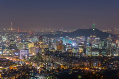 Seul, Kore 'ye bakan Namsan Kulesi' nin gece görüşü
