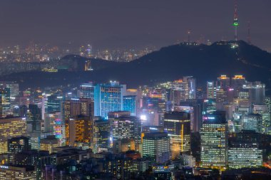 Seul, Kore 'ye bakan Namsan Kulesi' nin gece görüşü