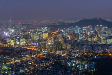 Seul, Kore 'ye bakan Namsan Kulesi' nin gece görüşü