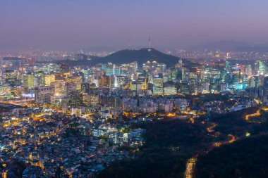 Seul, Kore 'ye bakan Namsan Kulesi' nin gece görüşü
