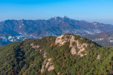 Bukhansan Milli Parkı, Kore 'nin Seul kentindeki Inwangsan dağından izlendi.