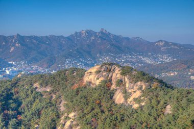 Bukhansan Milli Parkı, Kore 'nin Seul kentindeki Inwangsan dağından izlendi.