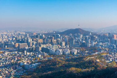 Seul, Kore 'ye bakan Namsan Kulesi' nin gün batımı manzarası.