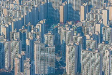 Kore 'nin Seul semtindeki Jamsil ve Sincheondong semtlerindeki iskan binalarının silueti.