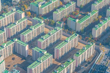 Kore 'nin Seul semtindeki Jamsil ve Sincheondong semtlerindeki iskan binalarının silueti.