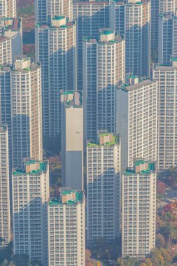 Kore 'nin Seul semtindeki Jamsil ve Sincheondong semtlerindeki iskan binalarının silueti.