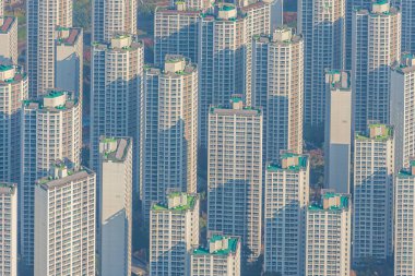 Kore 'nin Seul semtindeki Jamsil ve Sincheondong semtlerindeki iskan binalarının silueti.