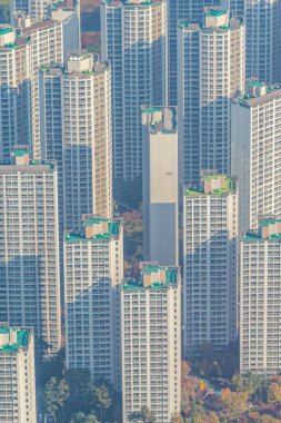 Kore 'nin Seul semtindeki Jamsil ve Sincheondong semtlerindeki iskan binalarının silueti.