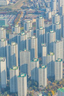 Kore 'nin Seul semtindeki Jamsil ve Sincheondong semtlerindeki iskan binalarının silueti.