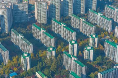 Kore 'nin Seul semtindeki Jamsil ve Sincheondong semtlerindeki iskan binalarının silueti.