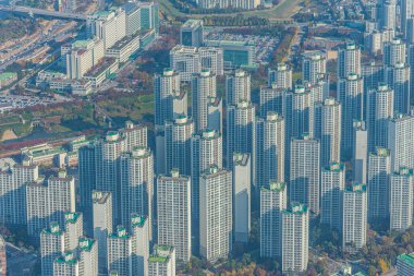 Kore 'nin Seul semtindeki Jamsil ve Sincheondong semtlerindeki iskan binalarının silueti.