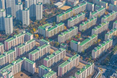 Kore 'nin Seul semtindeki Jamsil ve Sincheondong semtlerindeki iskan binalarının silueti.