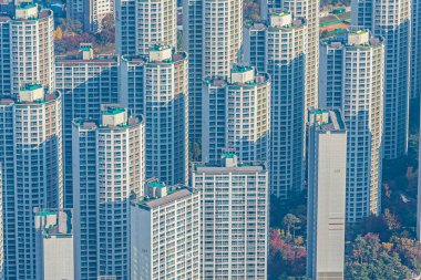 Kore 'nin Seul semtindeki Jamsil ve Sincheondong semtlerindeki iskan binalarının silueti.