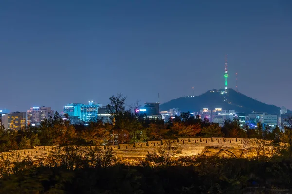 Πύργος Namsan Που Βλέπει Πίσω Από Ένα Αρχαίο Τείχος Στο — Φωτογραφία Αρχείου