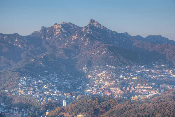 Bukhansan Milli Parkı, Kore 'nin Seul kentindeki Inwangsan dağından izlendi.