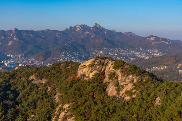 Bukhansan Milli Parkı, Kore 'nin Seul kentindeki Inwangsan dağından izlendi.