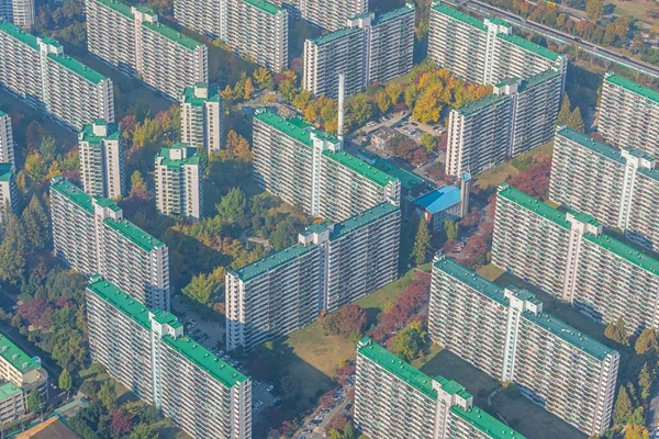 Kore 'nin Seul semtindeki Jamsil ve Sincheondong semtlerindeki iskan binalarının silueti.