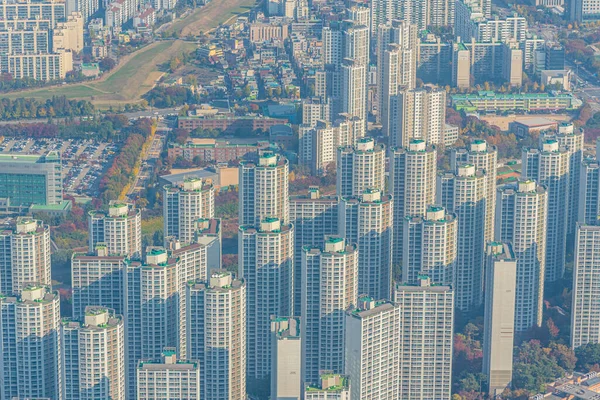 Kore 'nin Seul semtindeki Jamsil ve Sincheondong semtlerindeki iskan binalarının silueti.