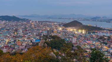 Mokposisa 'nın Mokpo, Kore' deki gece manzarası.