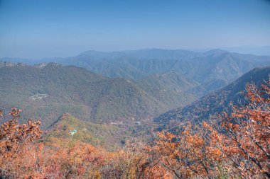 Kore Cumhuriyeti 'ndeki Byeongnyeonam Tapınağı ve Naejangsan Milli Parkı' nın havadan görünüşü